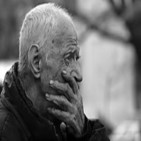 El abuelo despacio muere.