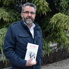 Entrevista al profesor y poeta, Paco Beltrán, autor del poemario 'Al abrigo del frío' (Nazarí)